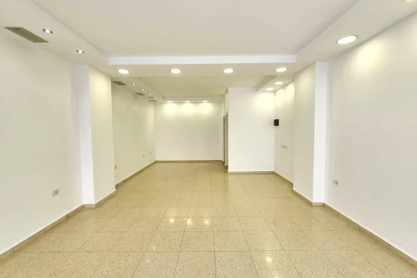 Business Property for Rent 1+1 in Tirana - 35,000 Leke