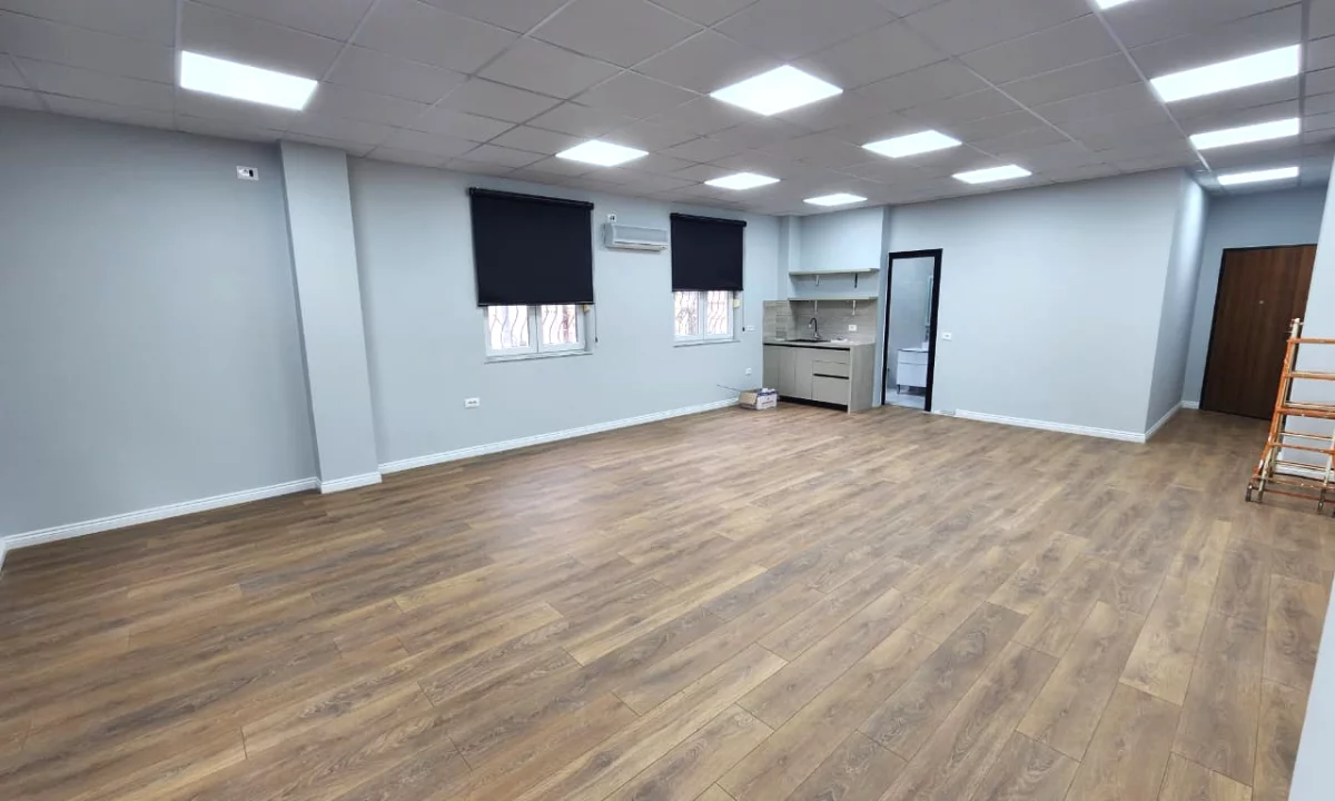 ZYRE ME Qira 110 m2( kati 2) 📍Qender/ Perballe Toptanit Open Space / 100 E Re🔥 1.100 Euro/Muaj