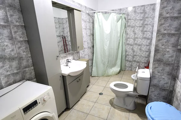 Shtepi me qera Apartament ne Tirane, 2+1, Mobilimi E mobiluar, Pagesa 45,000  Leke.