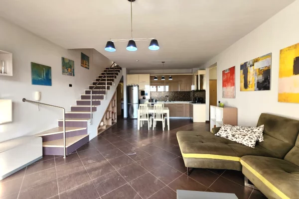 Duplex (casa a 2 piani) in vendita a Tirana 2+1, Arredato