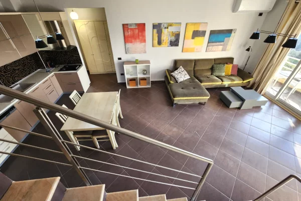 Duplex (casa a 2 piani) in vendita a Tirana 2+1, Arredato