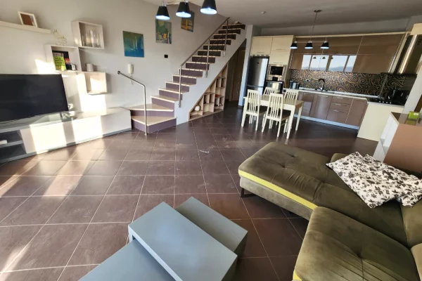 Duplex (casa a 2 piani) in vendita a Tirana 2+1, Arredato