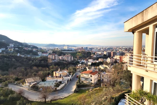 Duplex (casa a 2 piani) in vendita a Tirana 2+1, Arredato