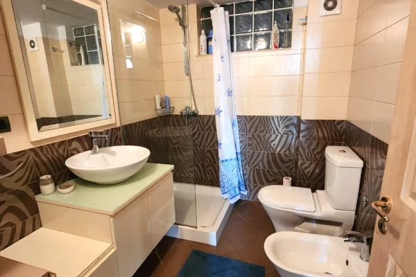 Duplex (casa a 2 piani) in vendita a Tirana 2+1, Arredato