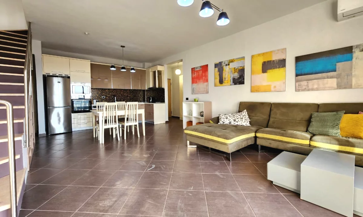 Duplex (casa a 2 piani) in vendita a Tirana 2+1, Arredato