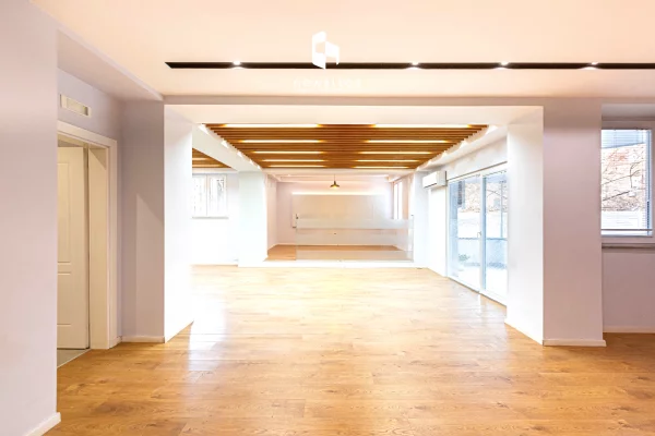 Ambiente Commerciale in Affitto 3+1 a Tirana - 2,550 Euro