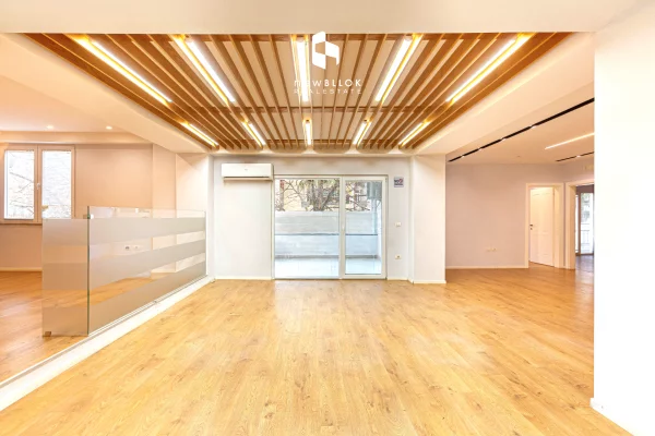 Ambiente Commerciale in Affitto 3+1 a Tirana - 2,550 Euro