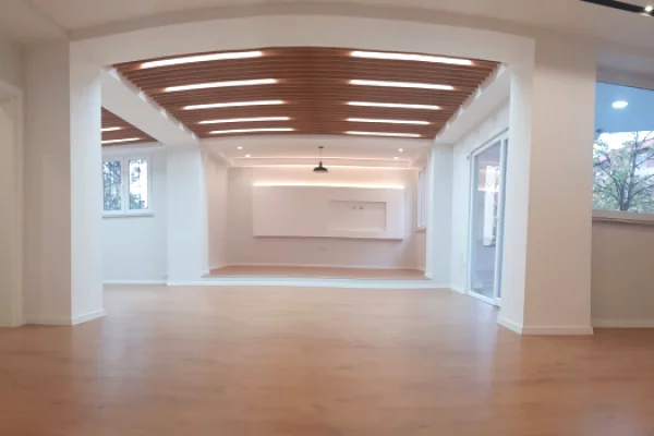 Ambiente Commerciale in Affitto 3+1 a Tirana - 2,550 Euro