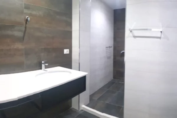 Zyre Absolute - Open Space (Vesa Center) Rruge Kryesore, BLLOK (160 m2) Parket Zvicerian