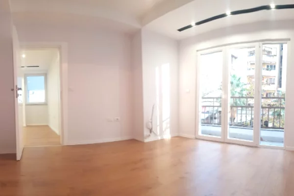 Ambiente Commerciale in Affitto 3+1 a Tirana - 2,550 Euro