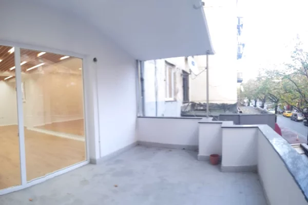 Ambiente Commerciale in Affitto 3+1 a Tirana - 2,550 Euro