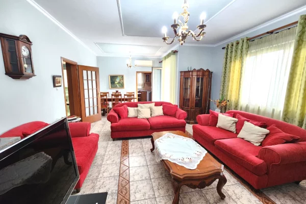 Appartamento in affitto a Tirana 3+1, Arredato