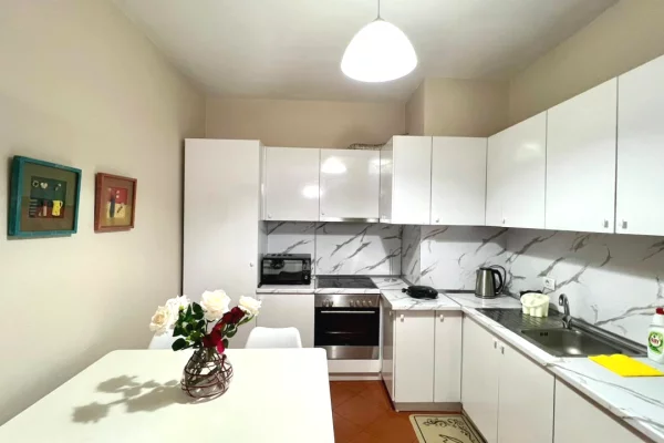 Shtepi me qera Apartament ne Tirane, 2+1, Mobilimi E mobiluar, Pagesa 800  Euro.