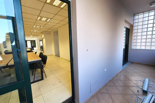 Ambient biznesi me qera 3+1 ne Tirane - 10,000 Euro