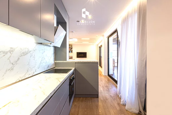 Appartamento in vendita a Tirana 2+1, Arredato