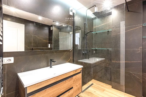 Appartamento in vendita a Tirana 2+1, Arredato