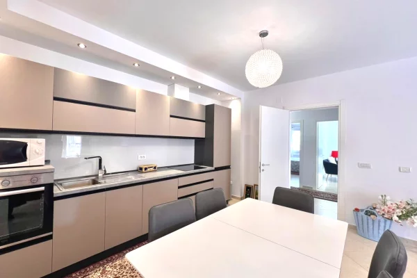 Me Qera: 3+1+2wc & Ballkon +1P.Parkimi 📍QENDER - Black Diamond Hotel (100% e Kompletuar) Location Premium || 1,300Euro/muaj