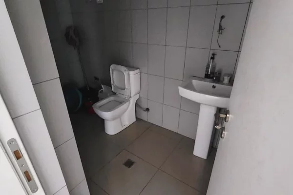 Super Dyqan me Qira ( 139 m2) 📍Komuna parisit / kika 2 Lartesi 4.5 m( behet 2 kate) 2400 eu ( bruto)