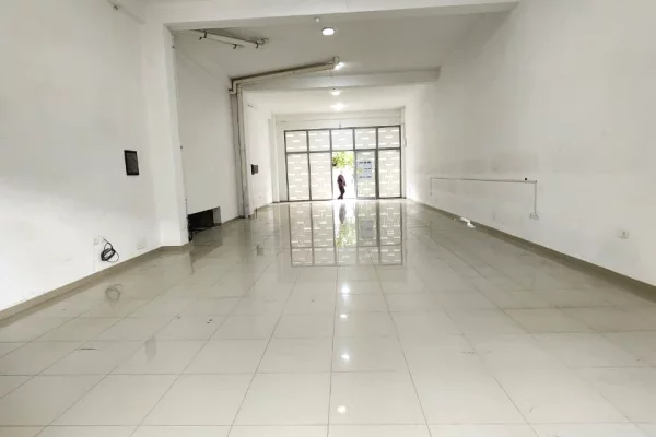 Super Dyqan me Qira ( 139 m2) 📍Komuna parisit / kika 2 Lartesi 4.5 m( behet 2 kate) 2400 eu ( bruto)