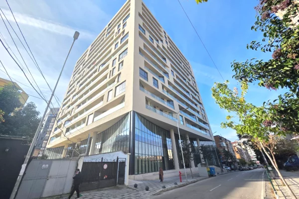 JEPET ME QIRA : Ambient Biznesi Buze Rruges Kryesore ✨️ Rez. Golden Tower, Mine Peza - Qender📍| 680€ / Muaj