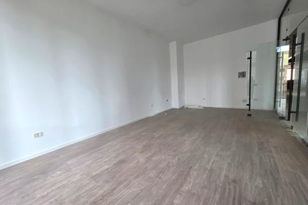 JEPET ME QIRA : Ambient Biznesi Buze Rruges Kryesore ✨️ Rez. Golden Tower, Mine Peza - Qender📍| 680Euro / Muaj