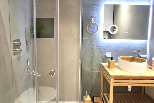 Shtepi me qera Apartament ne Tirane, 2+1, Mobilimi E mobiluar, Pagesa 90,000  Leke.