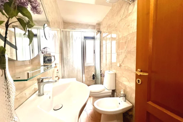 Shtepi me qera Apartament ne Tirane, 2+1, Mobilimi E mobiluar, Pagesa 650  Euro.