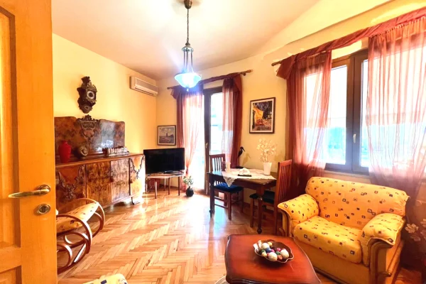 Shtepi me qera Apartament ne Tirane, 2+1, Mobilimi E mobiluar, Pagesa 650  Euro.