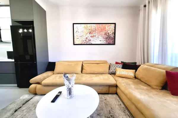 Apartament modern për qira te Pallati Ferrarit – Stadiumi Dinamo 1+1 me 2 ballkone, 70 m² plot dritë dhe komoditet  Në pallatin më të mirë të zonës, ndërtim 2022 800 €/muaj