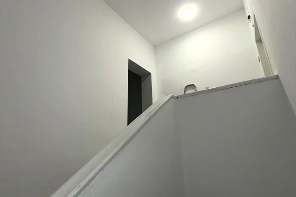 Shtepi ne shitje Apartament ne Tirane, 1+1, Mobilimi Bosh, pa mobiluar, Pagesa 125,000  Euro.