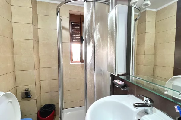 Shtepi me qera Apartament ne Tirane, 1+1, Mobilimi E mobiluar, Pagesa 45,000  Leke.