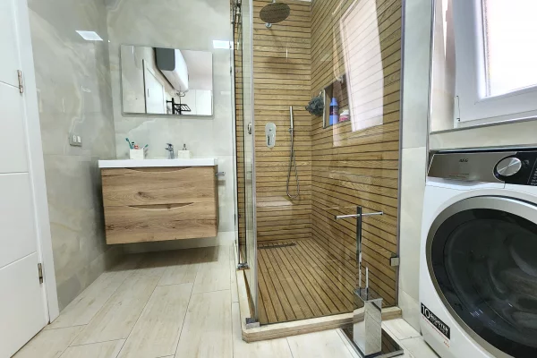 Shtepi me qera Apartament ne Tirane, 3+1, Mobilimi E mobiluar, Pagesa 1,000  Euro.