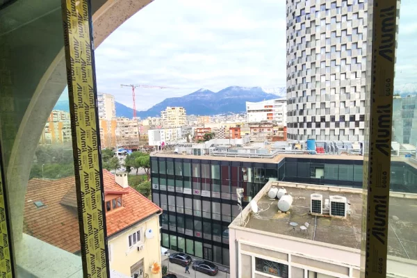 ZYRE ME Qira 300 m2( kati 6 )Sheshi Skenderbej / sahati / kulla book building( ne zemer te tiranes) Open Space / Gati ne korrik 12000 eu 