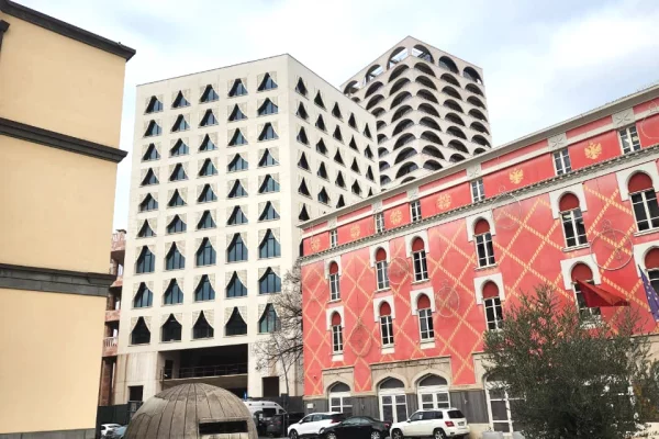 Ambient biznesi me qera 3+1 ne Tirane - 12,000 Euro