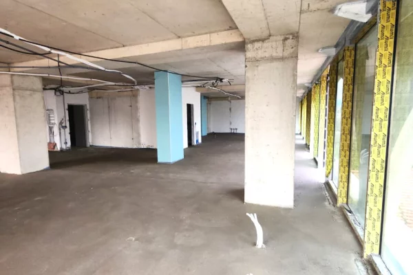 ZYRE ME Qira 300 m2( kati 6 )Sheshi Skenderbej / sahati / kulla book building( ne zemer te tiranes) Open Space / Gati ne korrik 12000 eu 