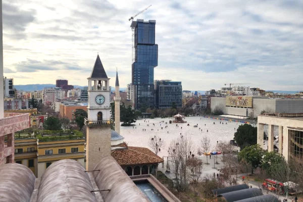 ZYRE ME Qira 300 m2( kati 6 )Sheshi Skenderbej / sahati / kulla book building( ne zemer te tiranes) Open Space / Gati ne korrik 12000 eu 