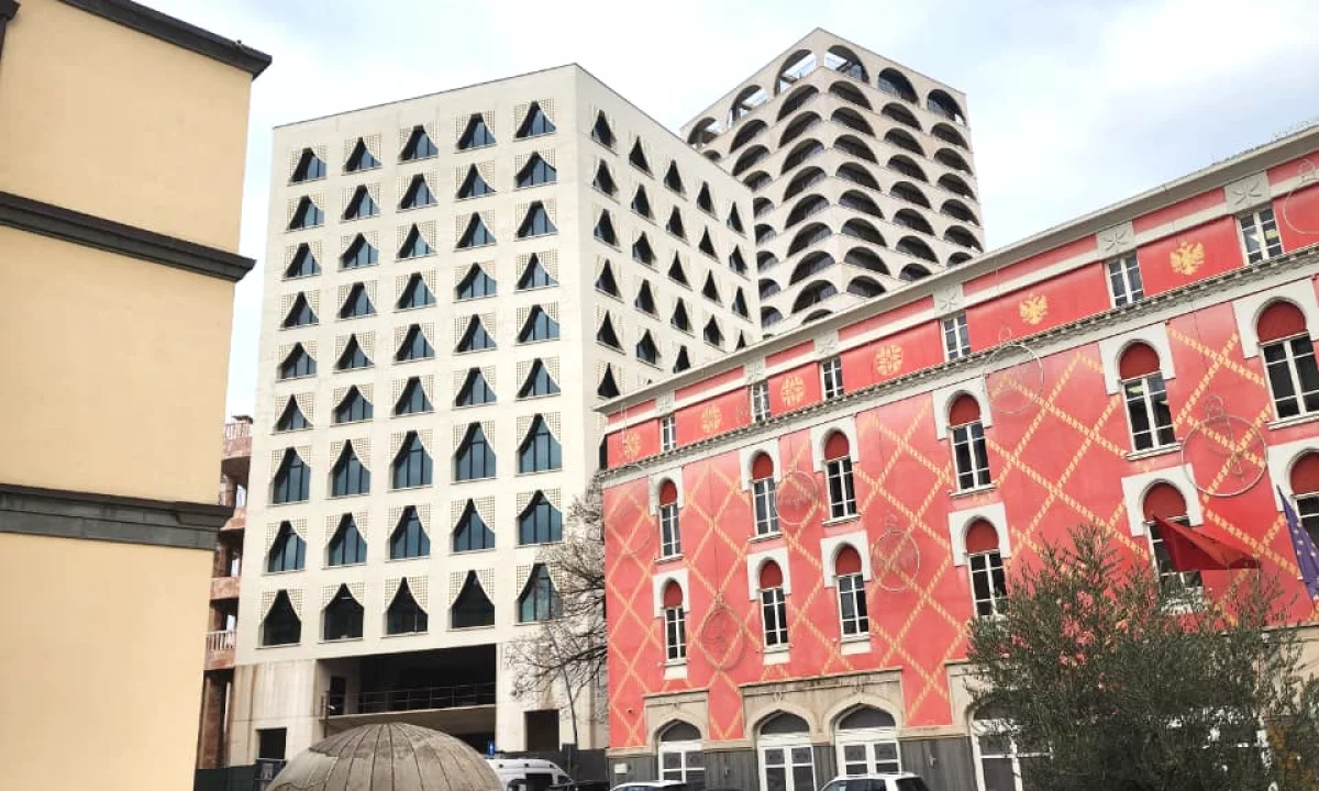 ZYRE ME Qira 300 m2( kati 6 )Sheshi Skenderbej / sahati / kulla book building( ne zemer te tiranes) Open Space / Gati ne korrik 12000 eu 