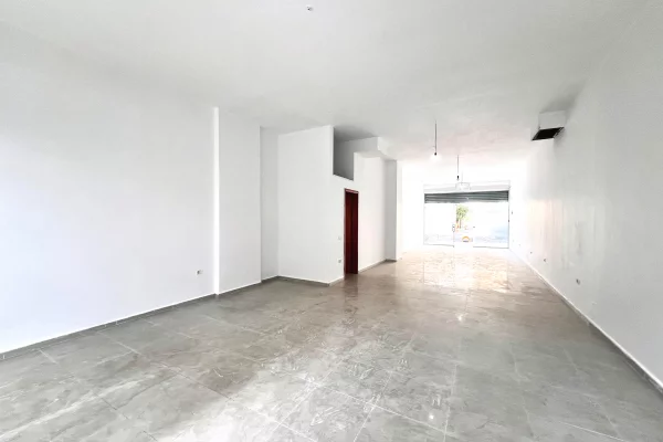 Jepet me Qera Dyqan (114m2) Open Space 📍Qender - Black Diamond Hotel || 1,000Euro/muaj || (Selvia, kryqezimi) kati: 0
