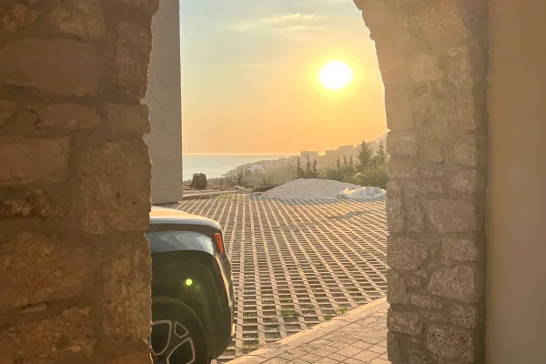 SHITET: 1+1 +1 Post Parkimi📍Dhermi (Sofo Duni) - 205,000€ - Sp.71m² - Orientim Jug🌞|| Pamje Spekta