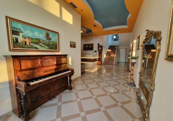 Shitet Hotel (1096m2) ne Qerret me mobil. Klasik Italian (1000m2 Truall) -600 m nga Deti - (25 Dhoma/Ap.1+1 - Restorant)