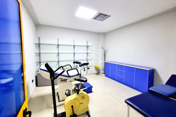 Shitet: Amb Komercial **628m2 ( Kryq. Laprakes - Rr. Dritan Hoxha ) Fasade Xhami nga Rr. Kryesore