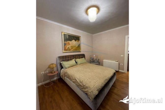 Shtepi ne shitje Apartament ne Tirane, 2+1, Mobilimi Bosh, pa mobiluar, Pagesa 250,000  Euro.