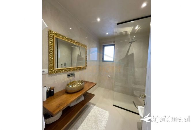 Shtepi ne shitje Apartament ne Tirane, 2+1, Mobilimi Bosh, pa mobiluar, Pagesa 250,000  Euro.