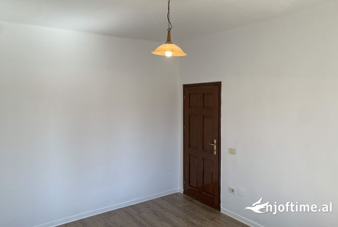 Shtepi me qera Apartament ne Tirane, 2+1, Mobilimi Pjeserisht e mobiluar, Pagesa 75,000  Leke.