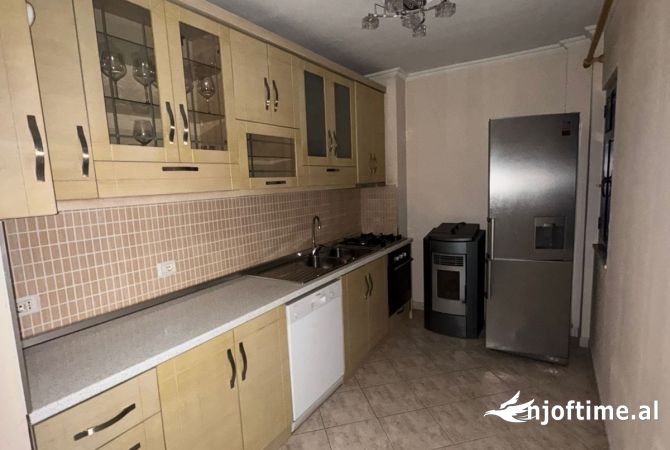 Shtepi me qera 2+1 ne Tirane - 400 Euro