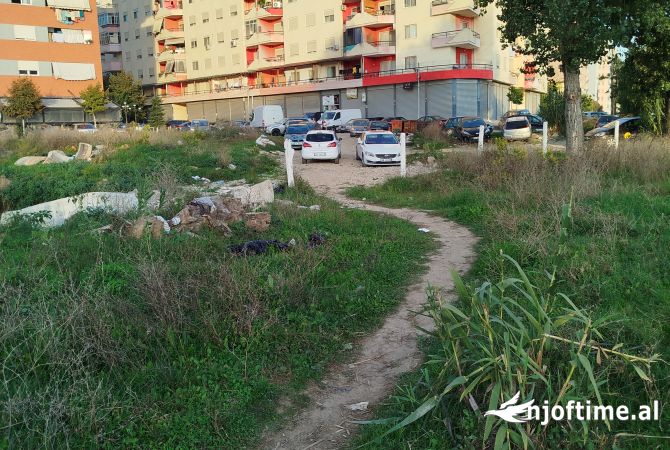 Truall ose Toke  ne Tirane - 1,750 Euro