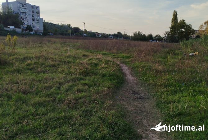 Truall ose Toke  ne Tirane - 1,750 Euro