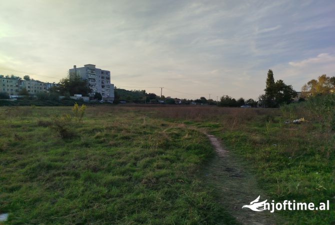 Truall ose Toke  ne Tirane - 1,750 Euro