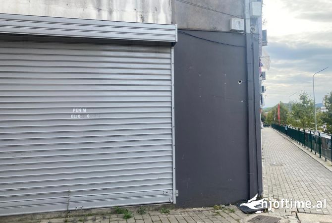 Jepet ambjent biznesi me qera 105 metra