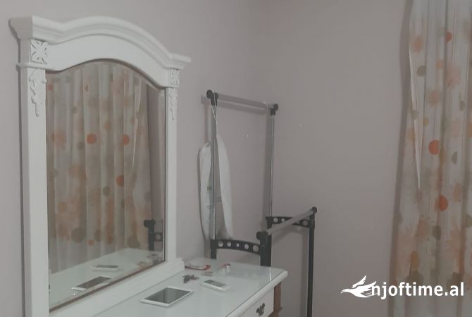 Shtepi me qera Apartament ne Tirane, 3+1, Mobilimi E mobiluar, Pagesa 650  Euro.